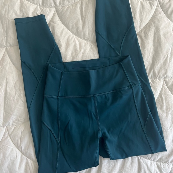 Lululemon In Movement Tight 25" *Everlux in Bermuda Teal Size 4 - Picture 9 of 13